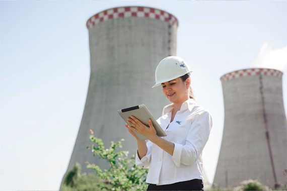 1-mulher-sorridente-engenheiro-com-tablet-na-estacao-eletrica-copiar