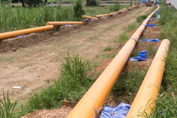 1-o-sistema-de-agua-plastico-amarelo-da-transferencia-da-tubulacao-alinhou-no-local