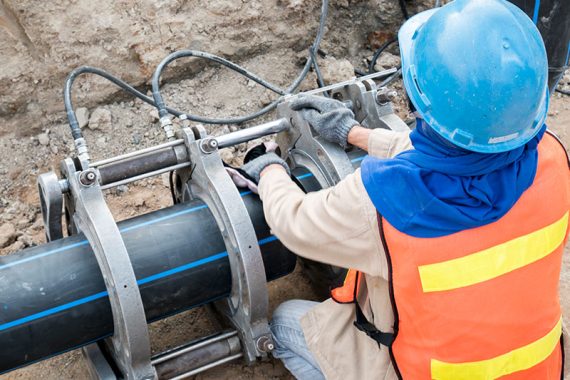 1-projeto-de-abastecimento-de-agua-no-canteiro-de-obras-trabalhando-para-soldar-conexao-tubo-hdpe-(2)