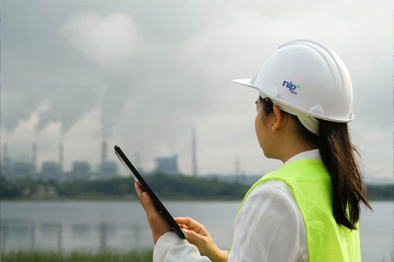 1-side-view-woman-using-mobile-phone-copiar