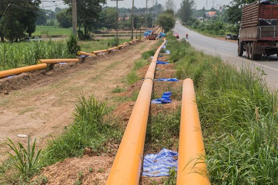 1-tubo-de-drenagem-de-plastico-em-um-canteiro-de-obras