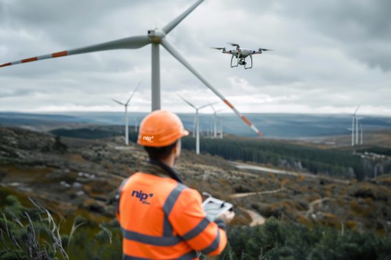 1-drone-pairando-perto-de-laminas-de-turbina-eolica-tecnico-controles-de-monitoramento-se-concentram-no-equipamento-de-seguranca-800x533 4