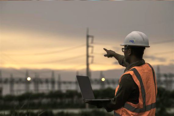 1-engenheiro-asiatico-trabalhando-na-usina-de-energiatailandia