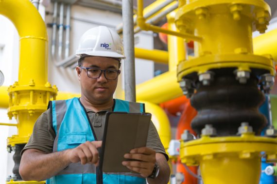 1-engenheiro-asiatico-usando-oculos-trabalhando-na-manutencao-da-sala-da-caldeira-verificando-dados-tecnicos-equipamento-sistema-de-aquecimentotailandia-800x533