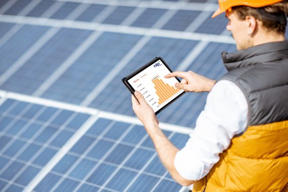 1-homem-examinando-geracao-da-usina-solar-segurando-o-tablet-digital-com-um-grafico-de-producao-de-eletricidade-conceito-de-monitoramento-online-da-estacao-eletrica-800X500