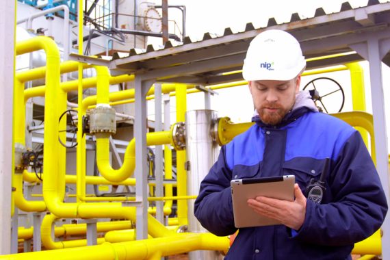 1-inspetor-de-homem-usando-tablet-digital-no-posto-de-gasolina-800x533