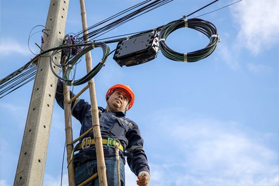 1-o-tecnico-esta-verificando-o-cabo-de-fibra-optica-para-manutencao