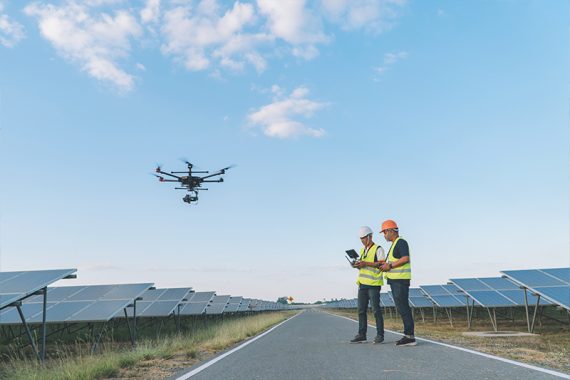 1-pessoas-voando-drone-enquanto-estao-na-estrada-contra-o-ceu-800x533