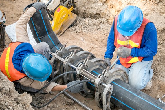 1-projeto-de-abastecimento-de-agua-no-canteiro-de-obras-trabalhando-para-soldar-conexao-tubo-hdpe