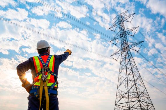 1-um-tecnico-aponta-para-um-poste-de